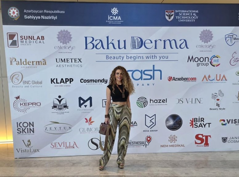 Günel Mira Baku Derma konqresinin fotodivarı önündə